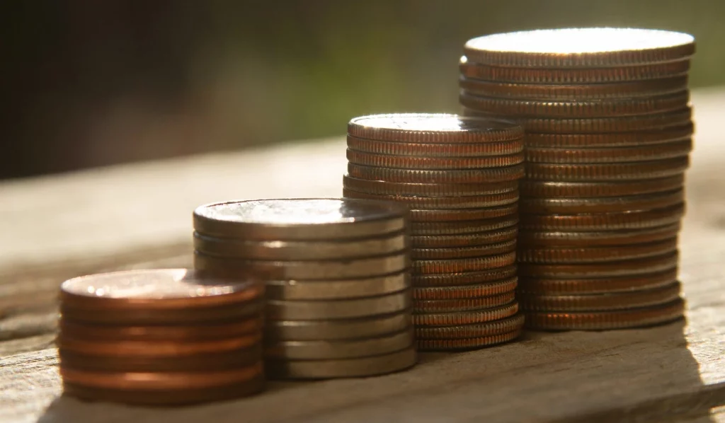 Illustration du Plan Épargne Retraite (PER), représentant une épargne à long terme avec avantages fiscaux, flexibilité de sortie et gestion pilotée.